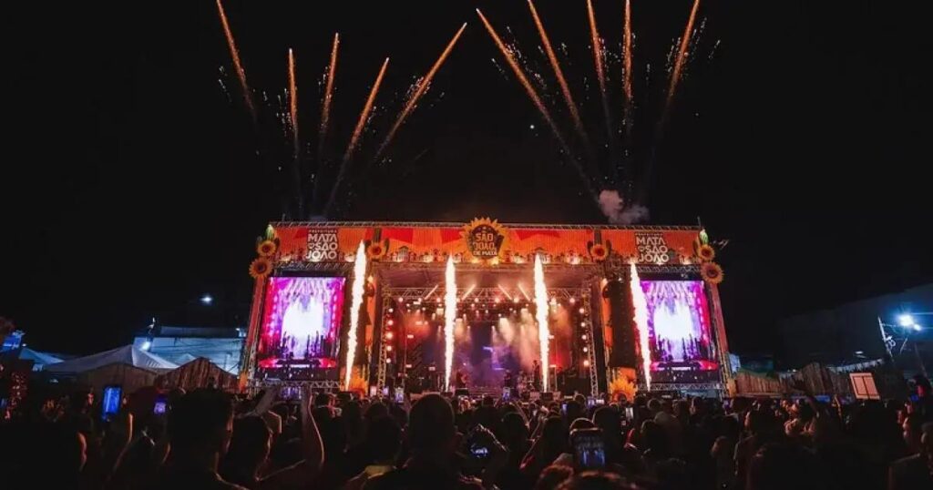 Praça em Mata de São João recebe grande público em shows de São João