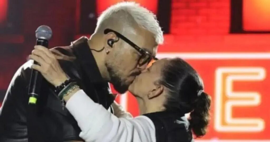 Prefeita Tânia Yoshida protagoniza beijo inusitado com cantor Belo em show