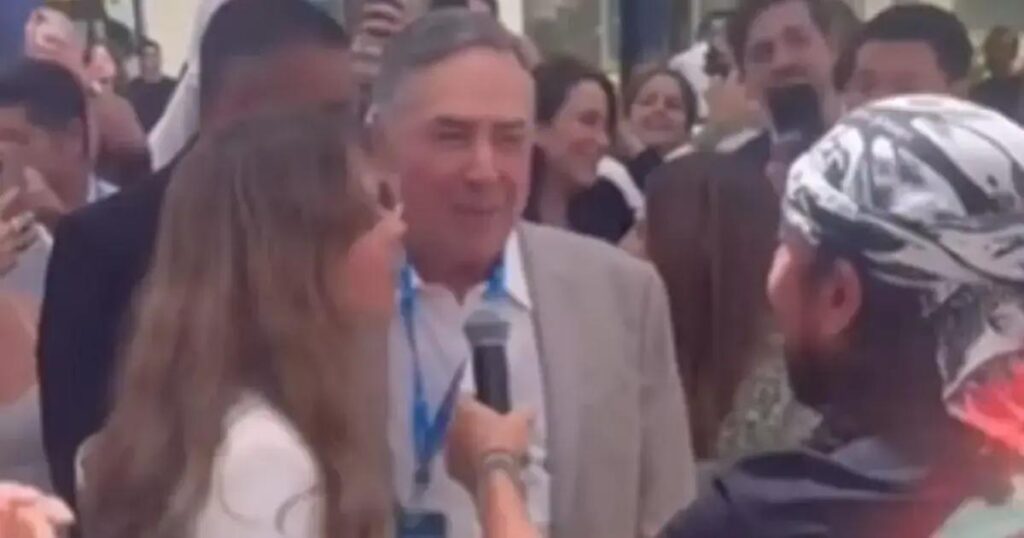 Presidente do STF surpreende ao cantar com Bell Marques em evento