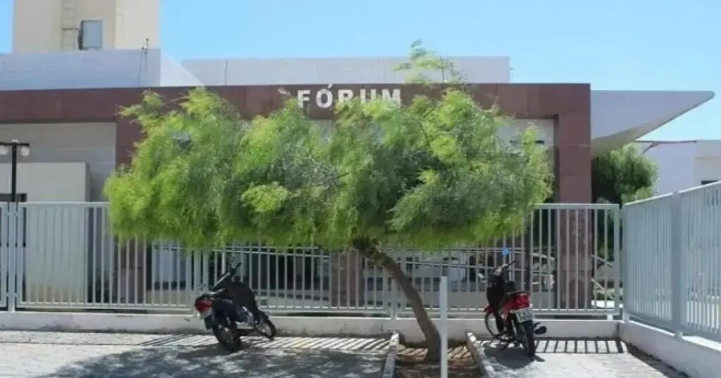 Preso escapa durante audiência em fórum de Guanambi; polícia busca por ele