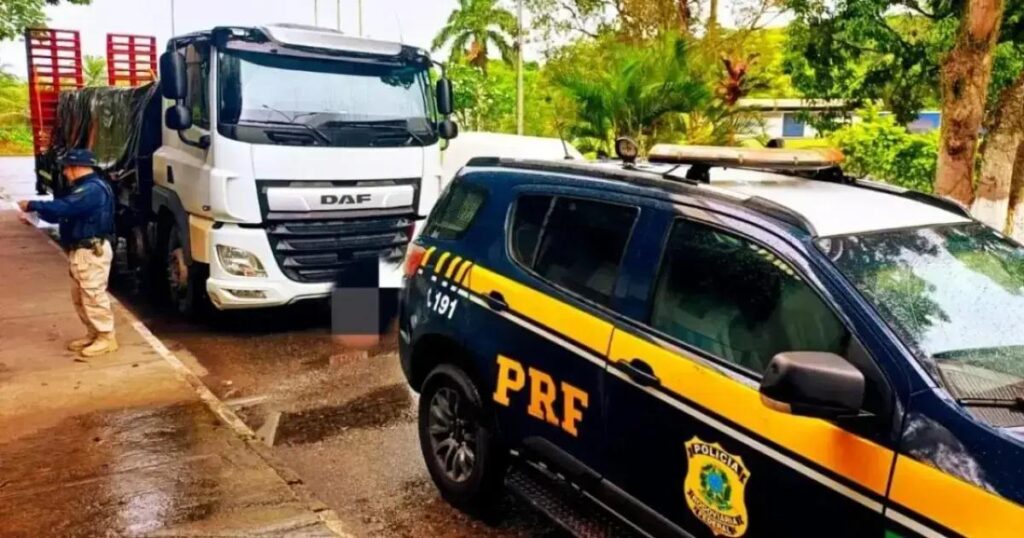 PRF Retém Caminhão com Carga Irregular em Simões Filho na BR-324