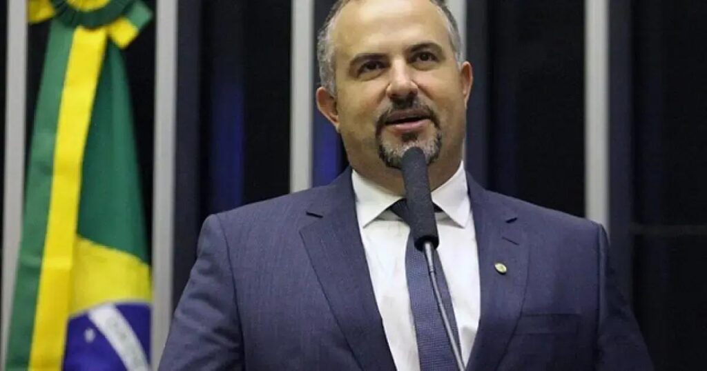 Ricardo Maia usa cota parlamentar para contratar ex-secretário em Tucano