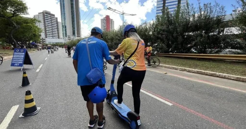 Salvador promove aulas de condução segura para patinetes elétricos aos domingos