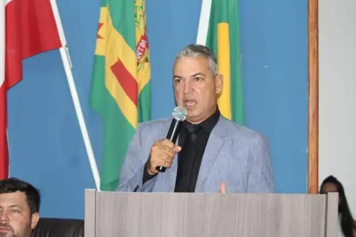 Situação de Trabalhadores Irregulares em Mercado que Desabou