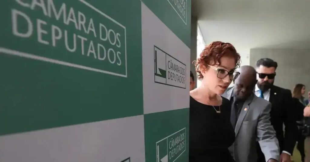 STF julga recurso de Carla Zambelli por condenação de dez anos