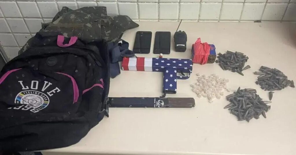 Submetralhadora artesanal e drogas apreendidas em Fazenda Coutos