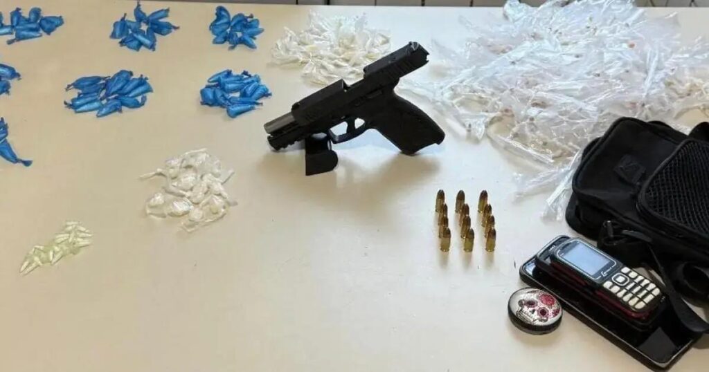 Suspeito de tráfico é preso com arma na Região Metropolitana de Salvador