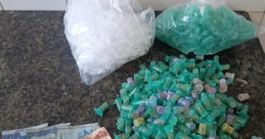 Suspeito detido com drogas em Colinas de Periperi, Salvador.