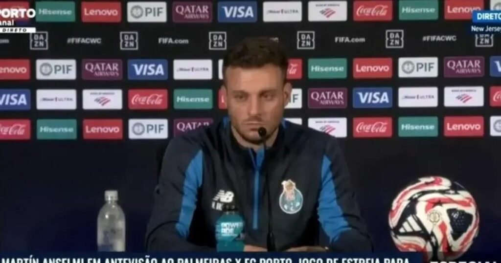 Técnico do Porto se irrita com pergunta de jornalista antes do jogo com o Palmeiras