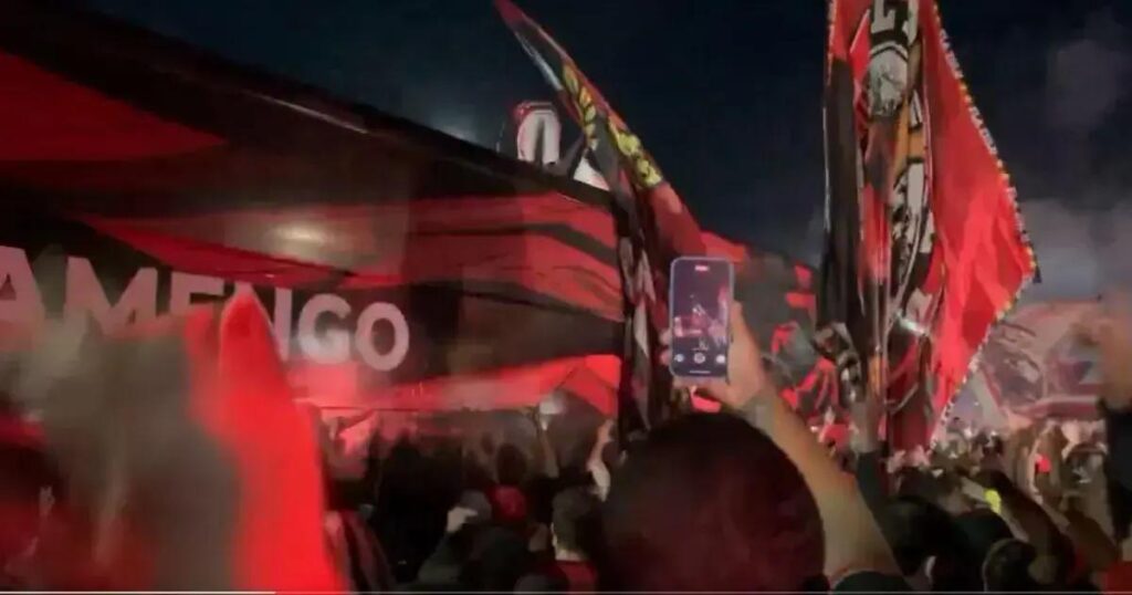 Torcida do Flamengo protesta contra Gerson antes da disputa do Mundial
