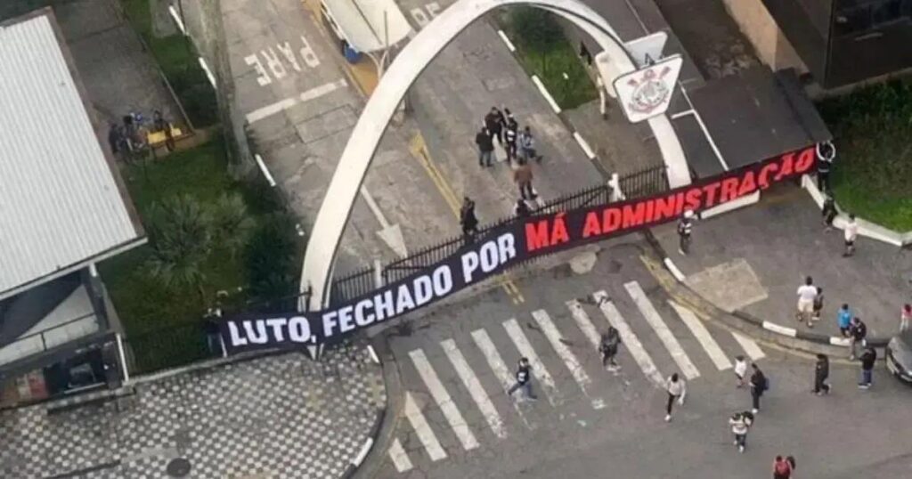 Torcidas organizadas do Corinthians invadem sede do clube em manifesto
