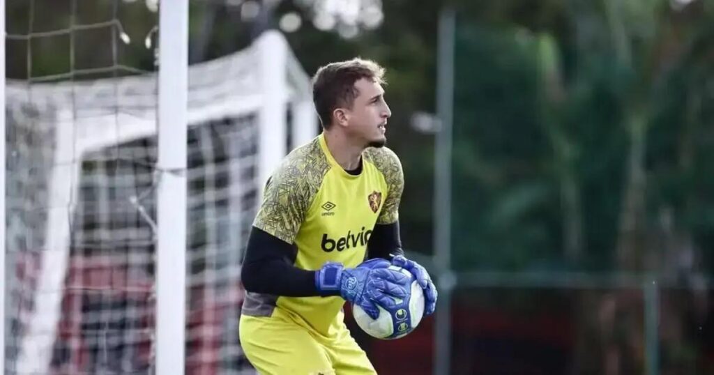 Vitória confirma contratação de Thiago Couto do Sport para 2025