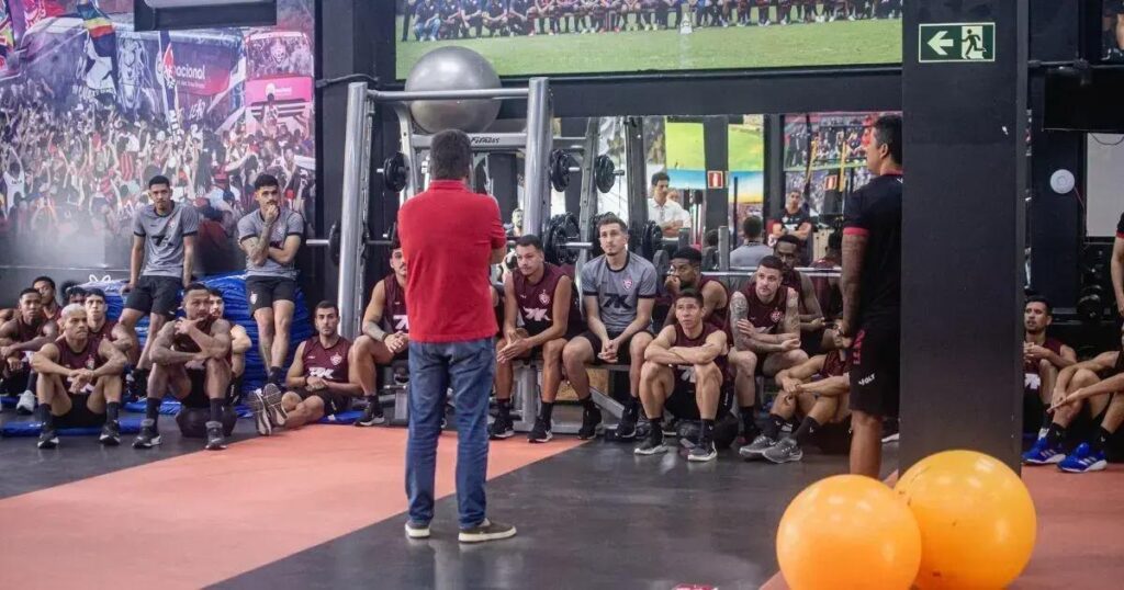 Vitória retoma atividades após pausa com novos reforços