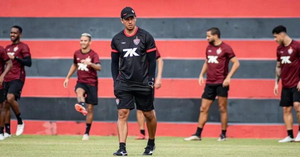 Vitória retoma atividades com reforços após pausa da Copa do Mundo