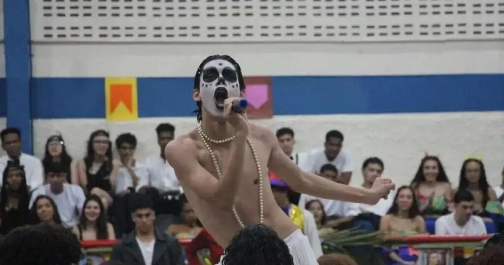 Yago Savalla brilha em performance de Ney Matogrosso e conquista elogios