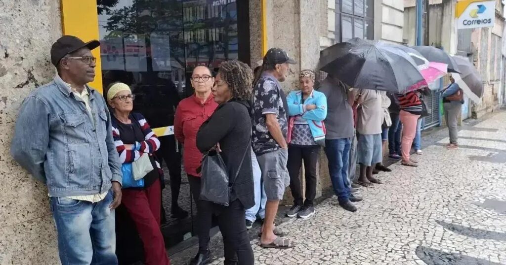 Aposentados buscam devolução de valores nos Correios em Feira de Santana