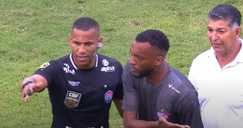 Bahia de Feira denuncia racismo contra goleiro Deijair na Série B do Baiano