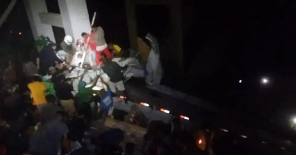 Caminhão cai de ponte na Bahia e motorista fica preso às ferragens