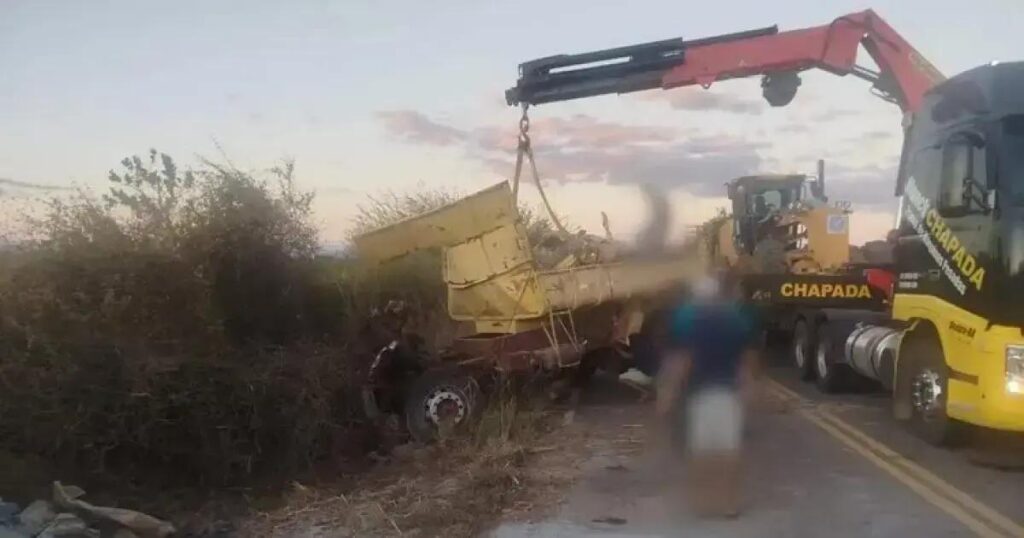 Caminhoneiro morre após tombamento de veículo em Ibipitanga