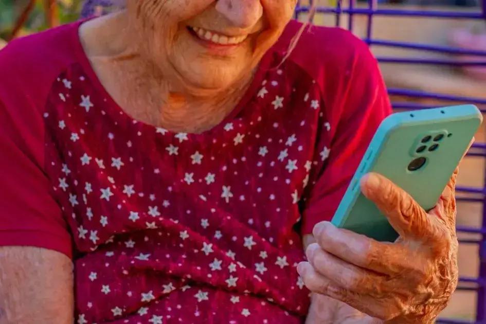 Conheça os principais benefícios garantidos aos idosos acima de 60 anos