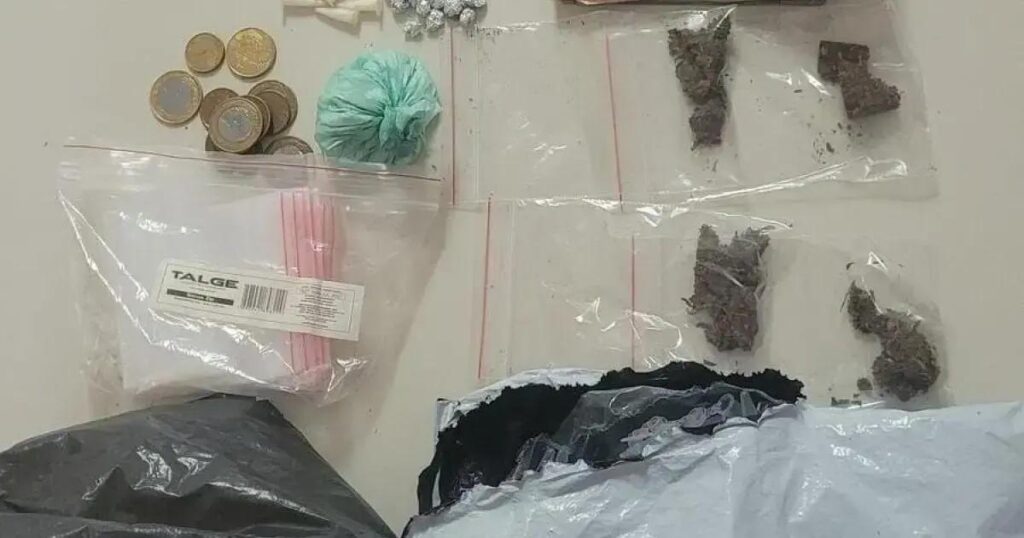 Duas mulheres são presas por tráfico de drogas em Camaçari