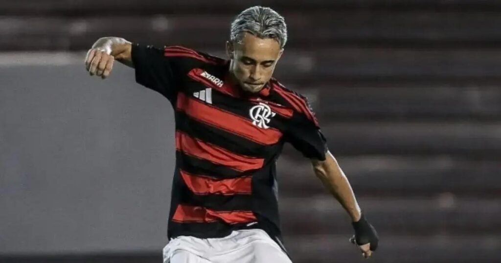 Flamengo e Cruzeiro avançam na negociação de Matheus Gonçalves