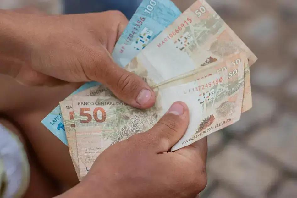 Governo estuda fixar teto de juros para crédito consignado na iniciativa privada