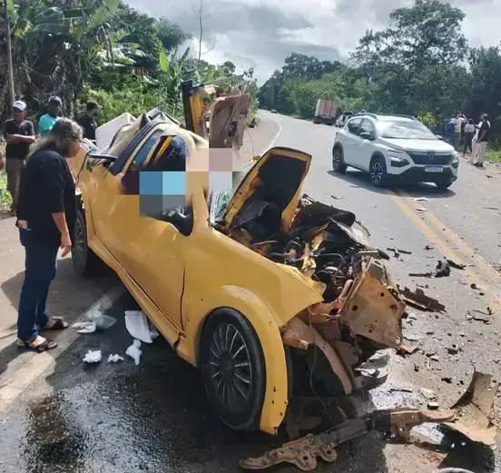 Grave acidente entre carro e ônibus em Mascote deixa quatro mortos