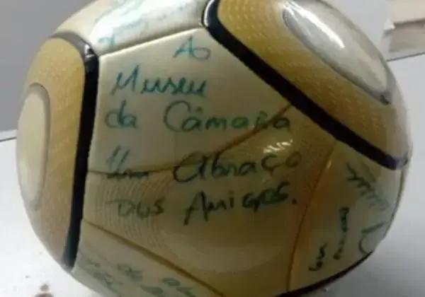 Homem condenado a 17 anos por roubo de bola autografada por Neymar