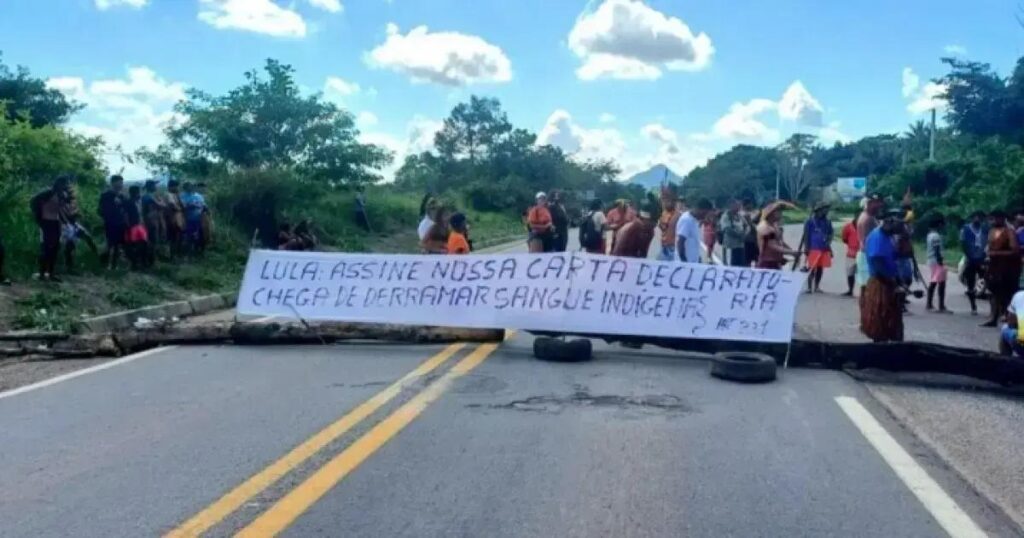 Indígenas bloqueiam BR-101 em Itamaraju por libertação de cacique detido