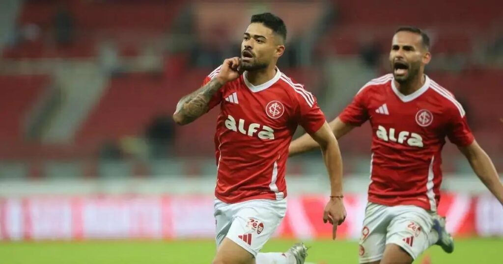 Internacional derrota Vitória nos acréscimos e escapa do Z4