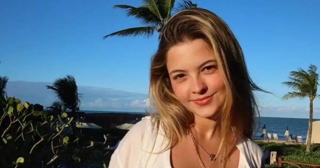 Júlia Gomes aproveita férias em Trancoso com momentos de descontração
