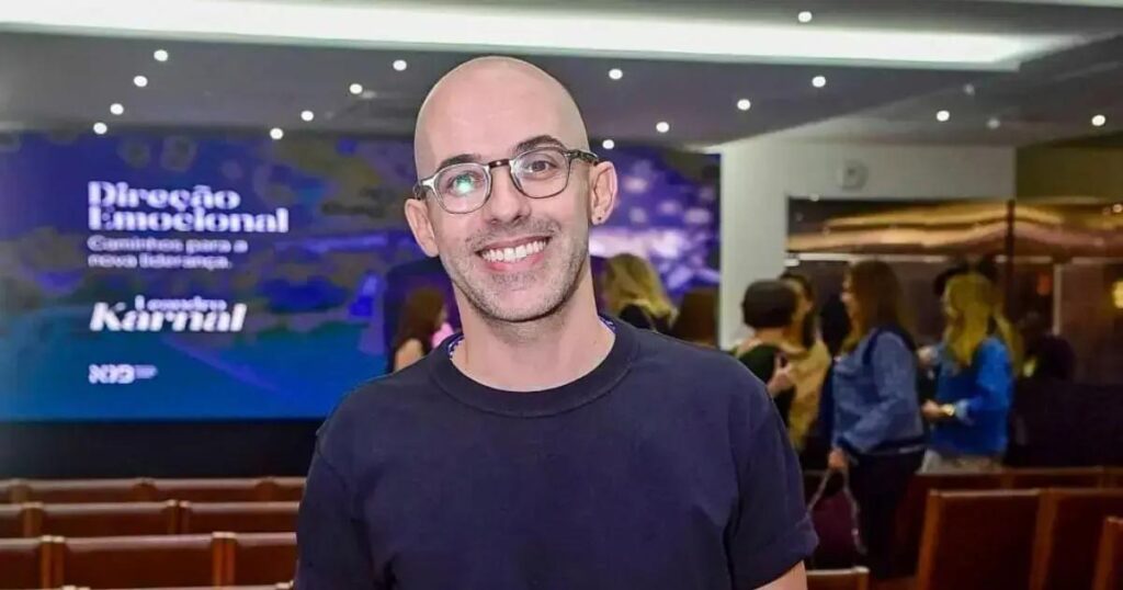 Leandro Karnal discute liderança emocional em palestra na Bahia