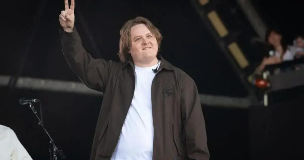 Lewis Capaldi faz emocionante retorno aos palcos após afastamento por Tourette