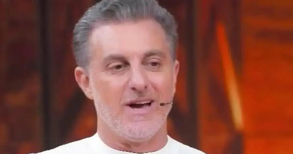 Luciano Huck brinca com seu charme em trend viral nas redes sociais