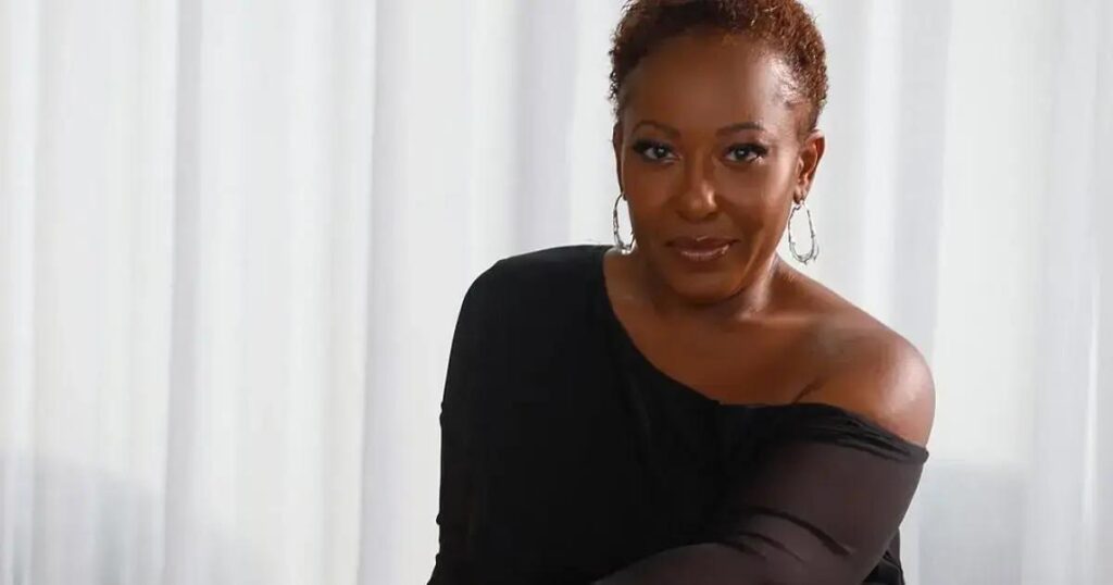 Maíra Azevedo apresenta comédia intimista no Teatro Jorge Amado