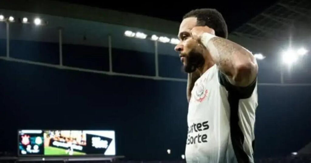 Memphis Depay falta a treino no Corinthians por conta de atraso salarial