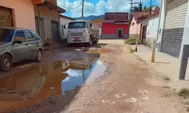 Moradores de Cajazeiras protestam por péssimas condições nas ruas