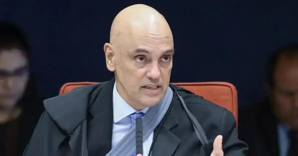 Moraes intima defesa de Bolsonaro a explicar entrevista sob pena de prisão
