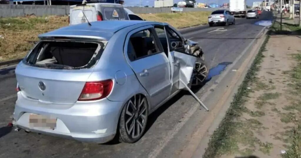 Motorista embriagado provoca colisão com caminhões em Feira de Santana