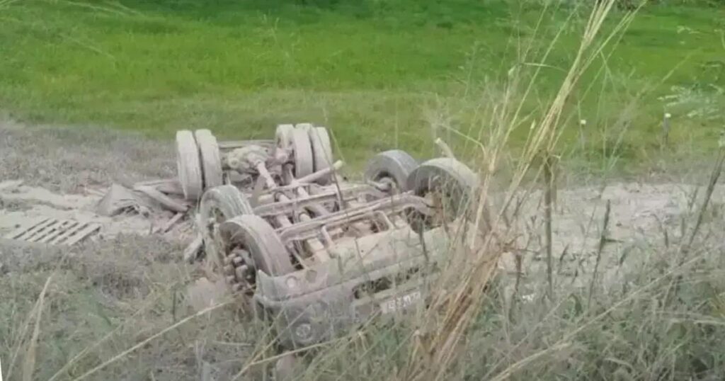 Motorista morre em capotamento de caminhão na BA-131 em Pindobaçu