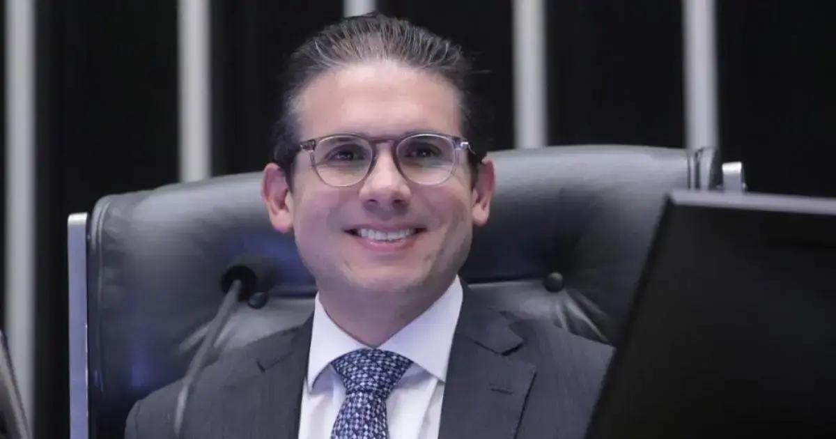 Motta exalta apoio à sua gestão em pesquisa e enfrenta críticas