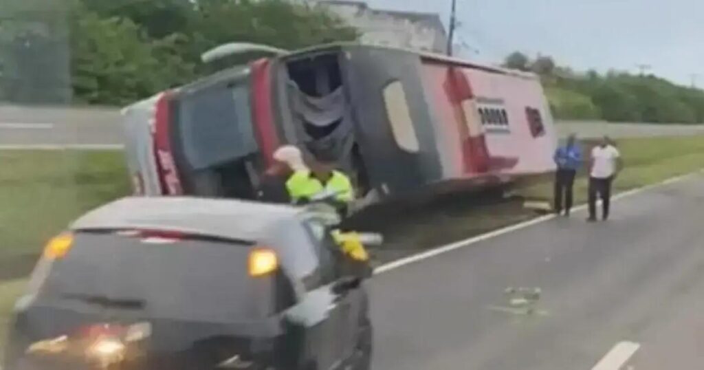 Ônibus tomba na Estrada do Coco em Camaçari: entenda a situação