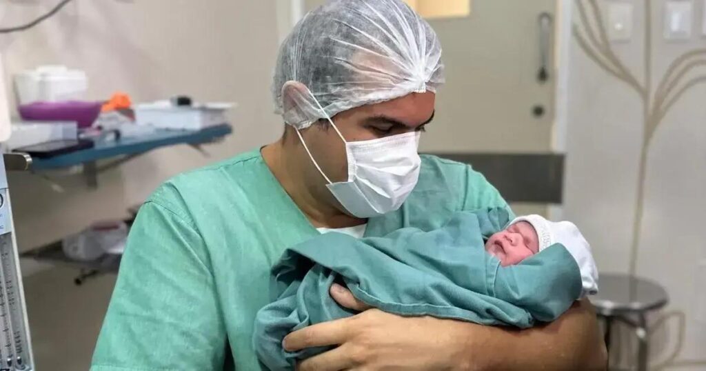 Pai com deficiência visual vive momento emocionante ao acompanhar nascimento da filha