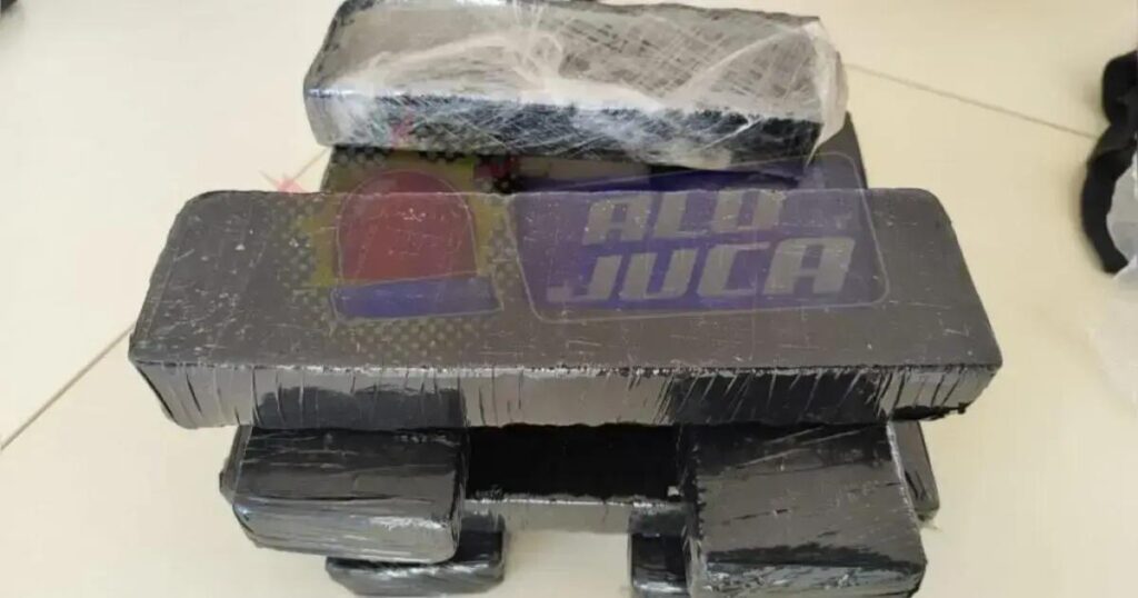 Polícia apreende 8 kg de maconha em ônibus em Caetité