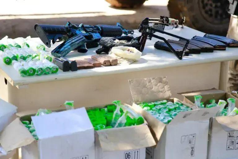 Polícia apreende fuzis e lança-perfumes em operação em Salvador