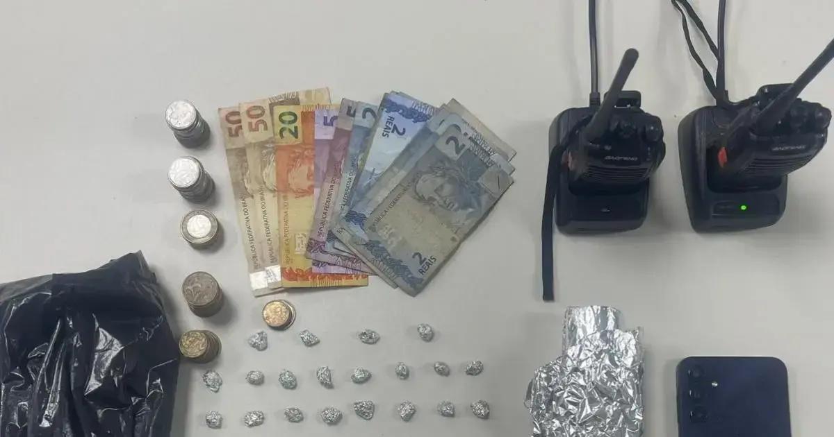 Polícia prende homem com drogas e rádios em Camaçari, Bahia