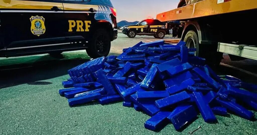 PRF apreende 400 kg de maconha em carro roubado em Jequié