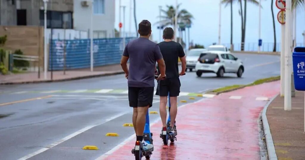 Salvador realiza blitz educativa para uso de patinetes elétricos na Barra