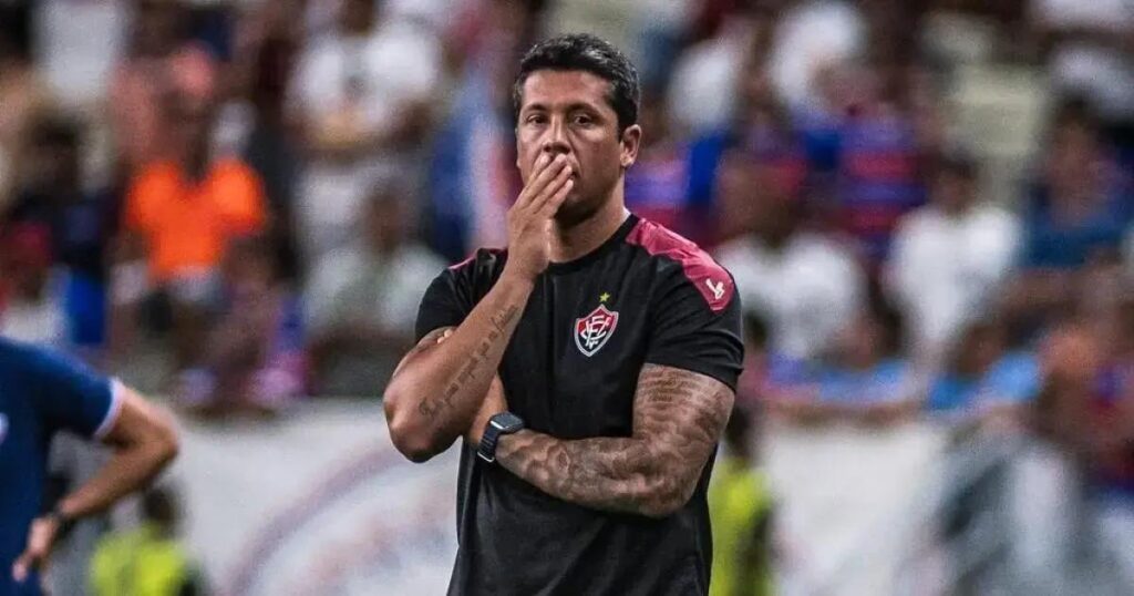 Thiago Carpini não é mais técnico do Vitória após eliminação na Copa do Nordeste